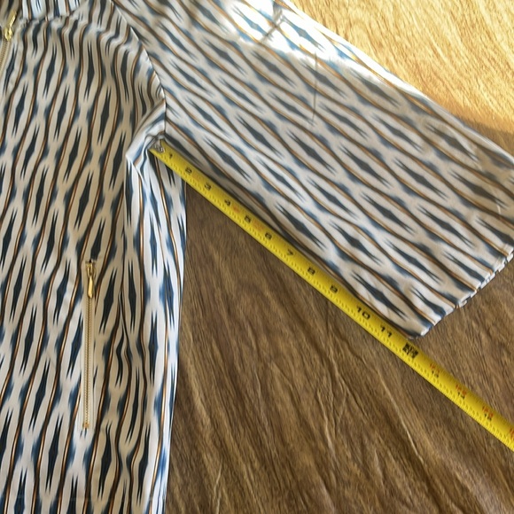 Chico’s Zenergy Ikat Jacket White Blue 3/4 Sleeve lightweight Jacket Sz 4/6 - Picture 14 of 14